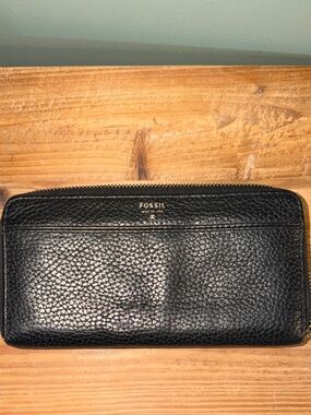 Fossil Black Pebbled Leather Zip Wallet